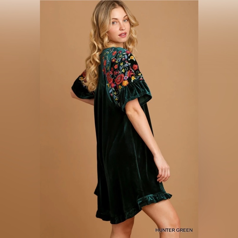 🌺🌺Floral Embroidered Black Velvet Dress🌺🌺